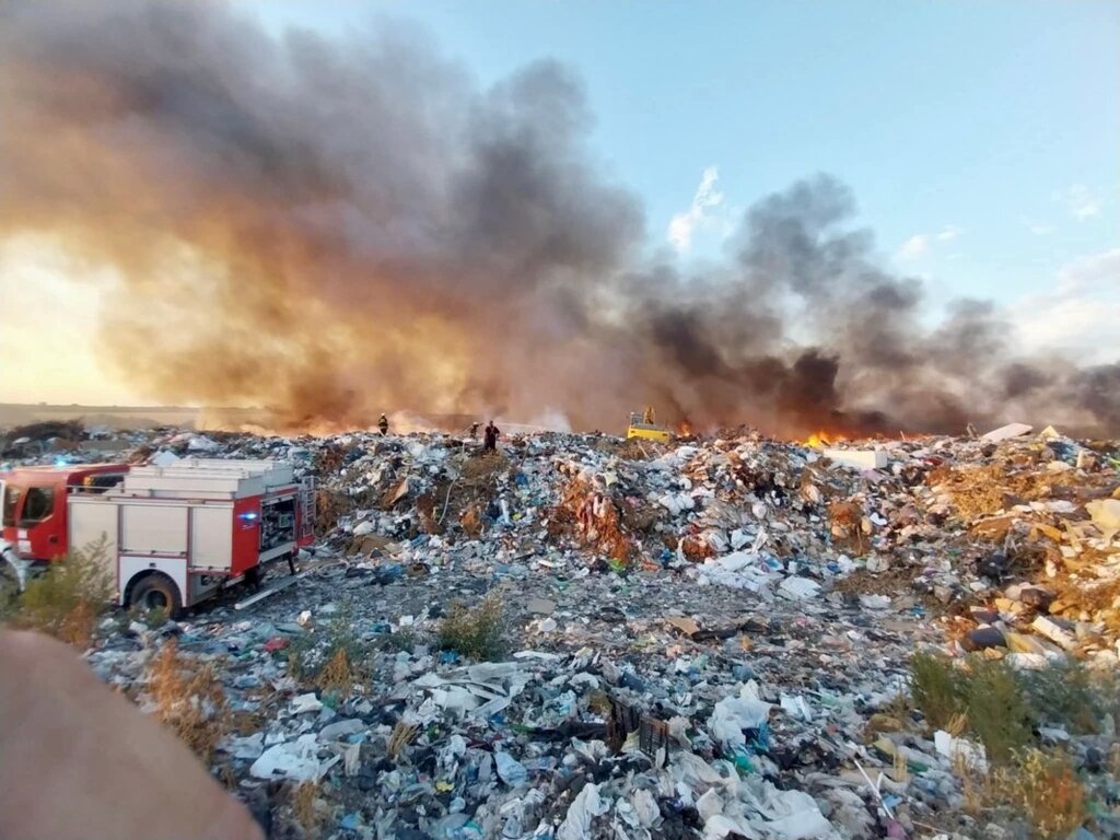 Пожар гори в депото за битови отпадъци край Силистра