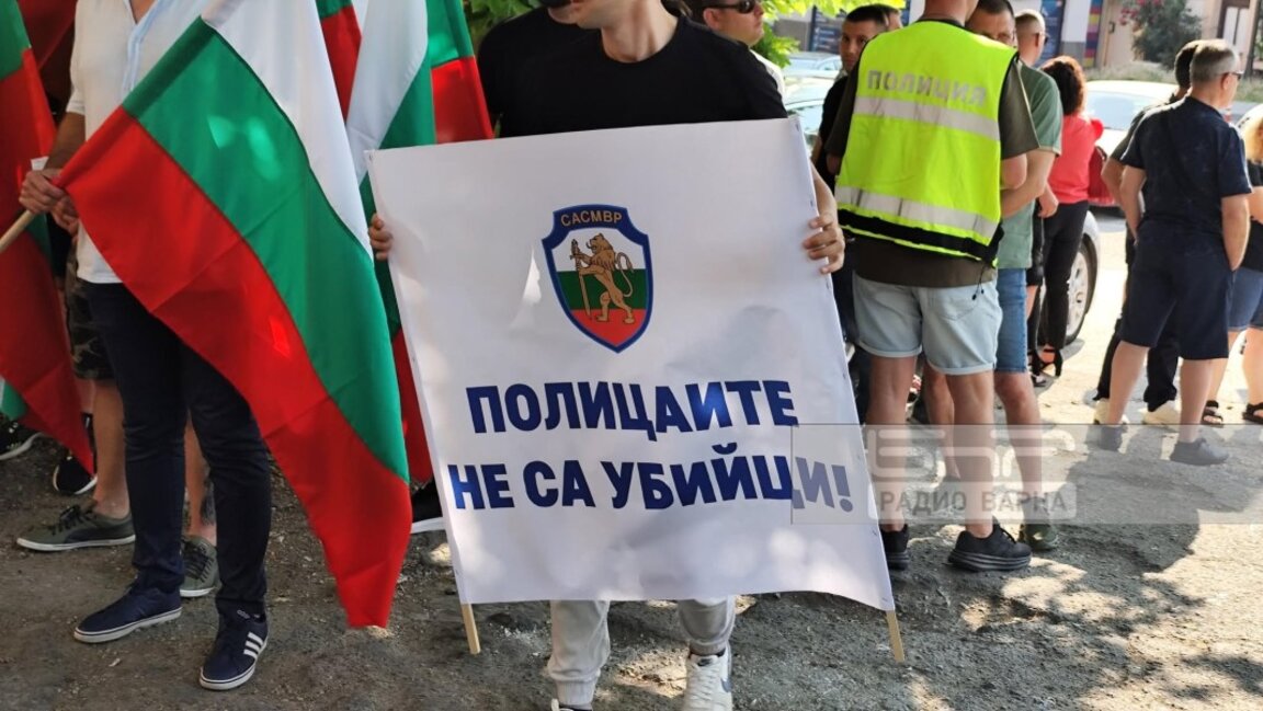 Протест във Варна в подкрепа на полицаите и контрапротест за справедливост за Явор (СНИМКИ)