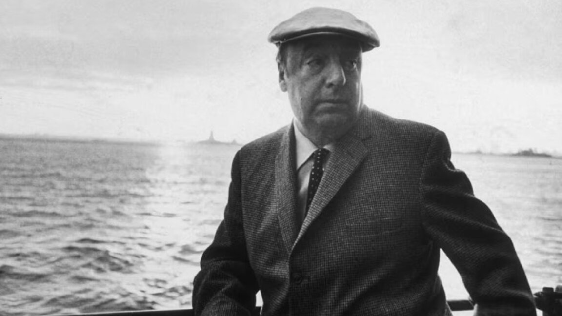 Pablo Neruda a bordo de un barco en Nueva York en 1966.