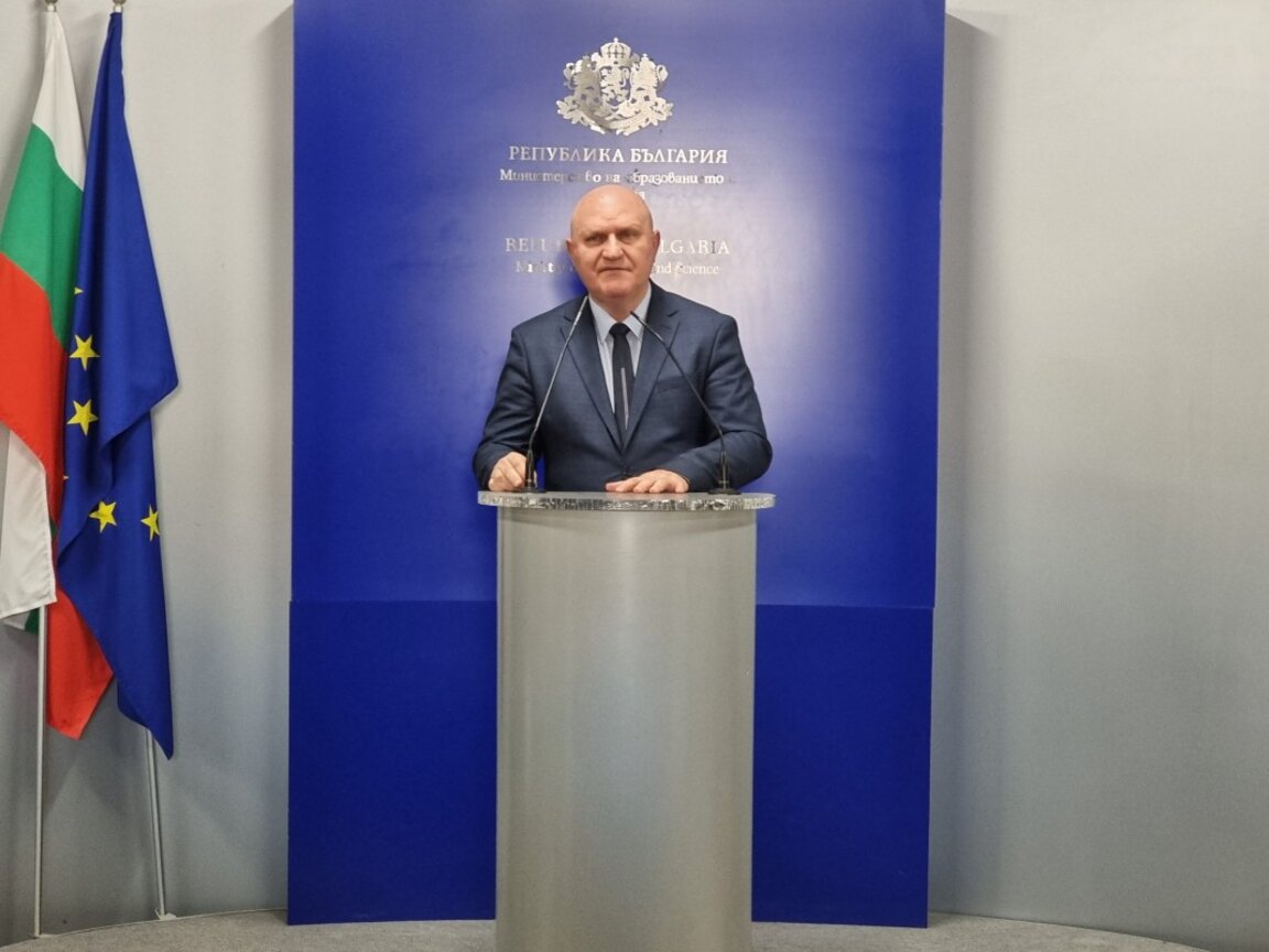 El ministro de Educación, Galin Tsokov, dio la bienvenida a estudiantes, profesores y padres al nuevo año escolar