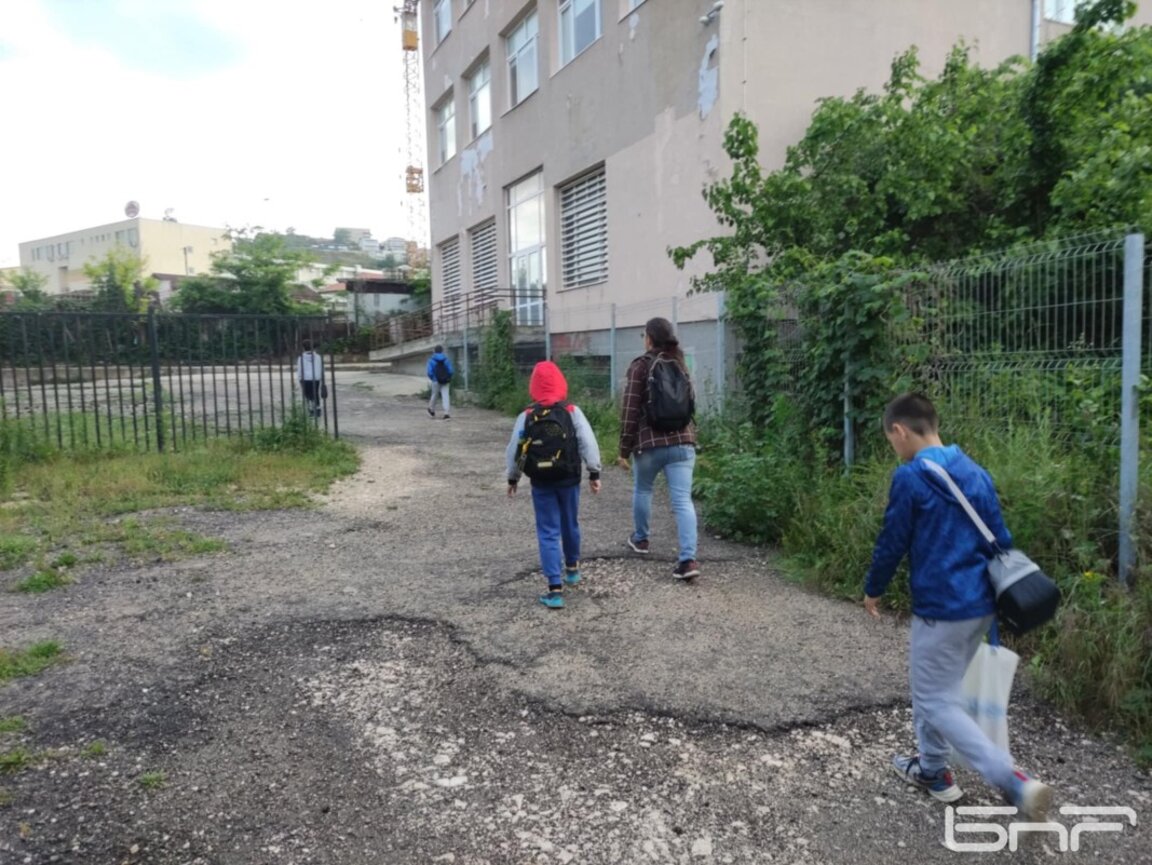 В знак на протест родители рисуват пешеходна пътека пред ОУ "Иван Вазов" на 1 юни
