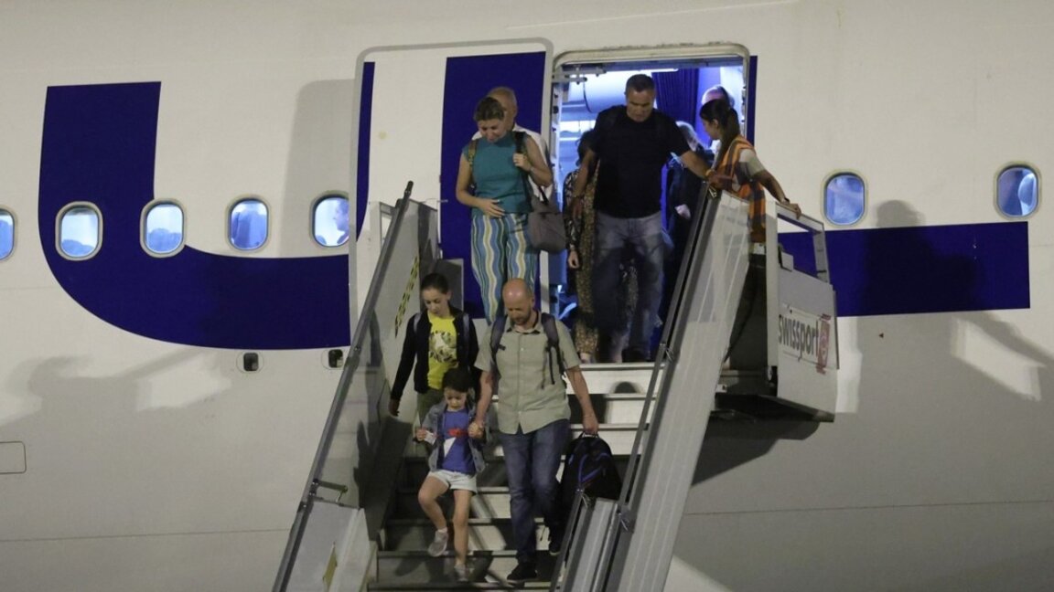 İsrail'den tahliye edilen Bulgaristan vatandaşları yurda döndü