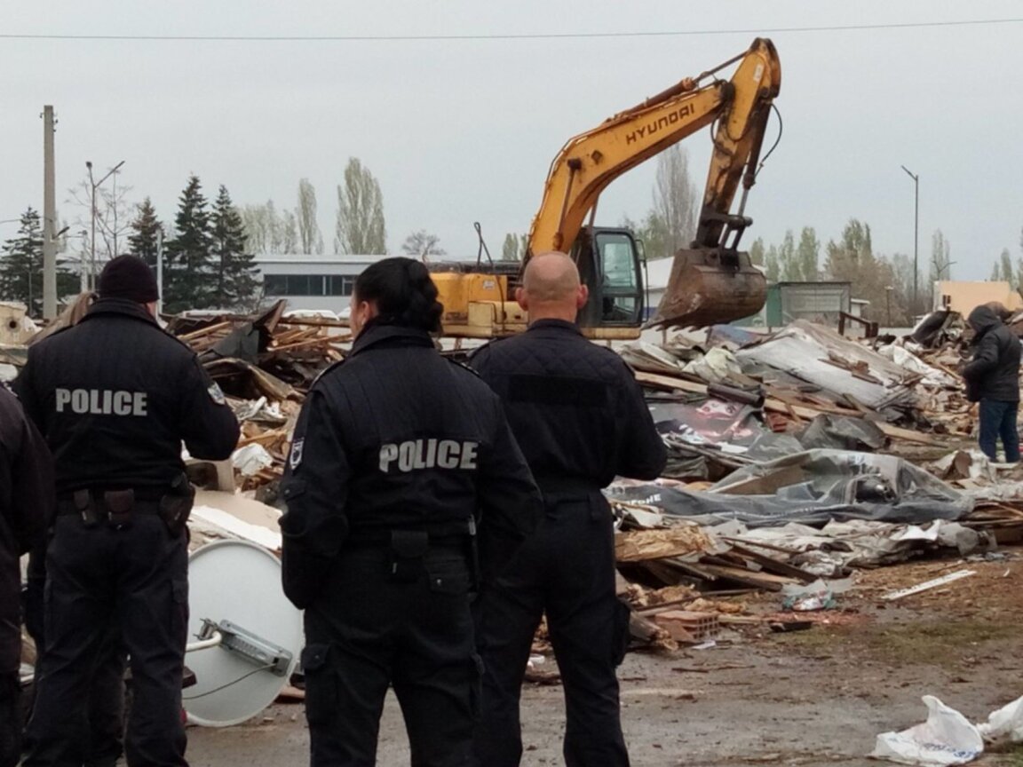 Полицейска блокада в "Захарна фабрика" заради събарянето на незаконни постройки