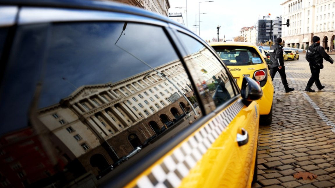 Таксиметровите тарифи в София са повишени от вчера с 18,6%
