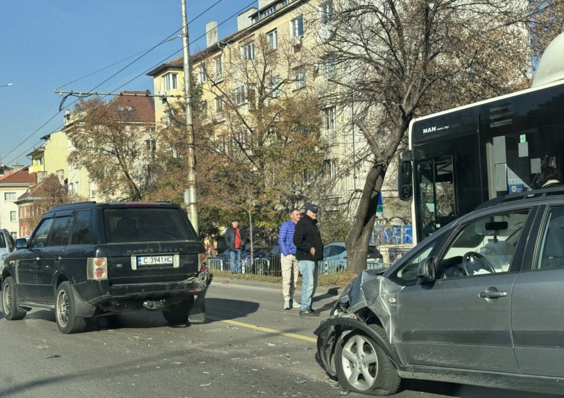 Голямо задръстване на Орлов мост заради катастрофа