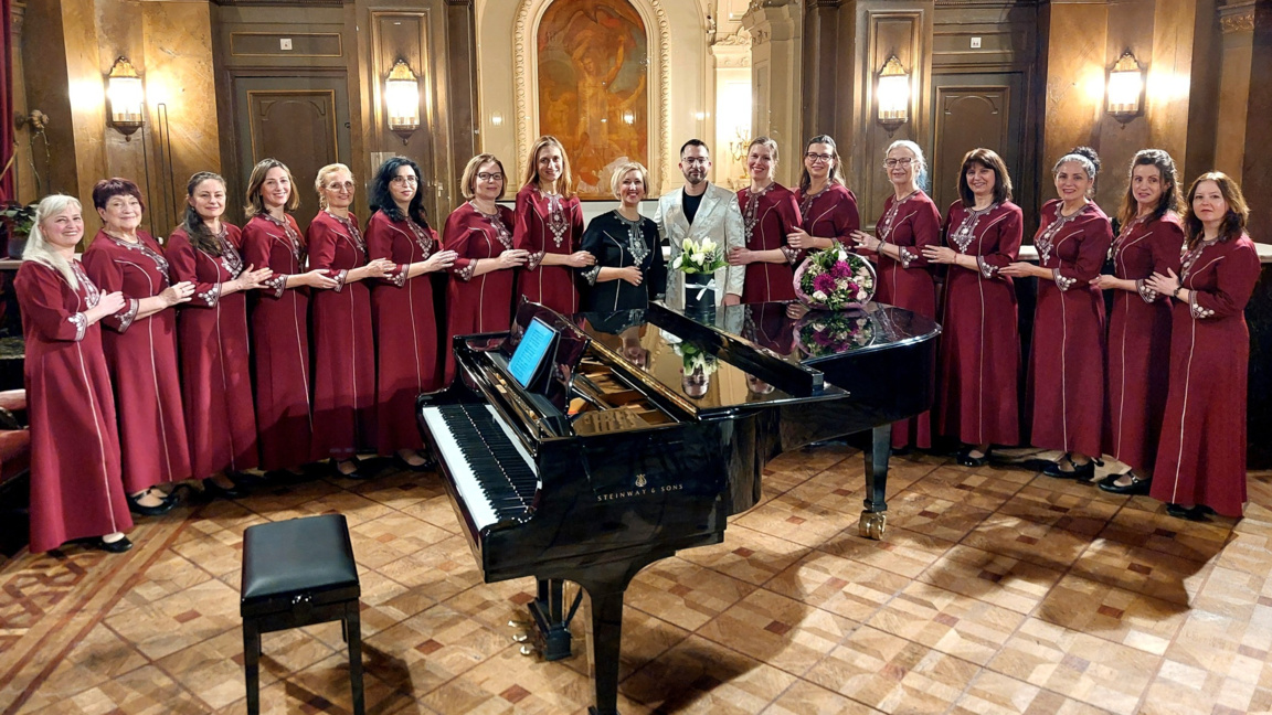 българския женски хор "Булгапея" и виолистката Марина Барская