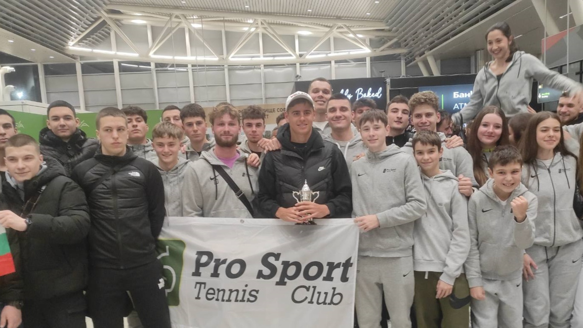 Димитър Кисимов (в средата) бе посрещнат в София от много съотборници и приятели