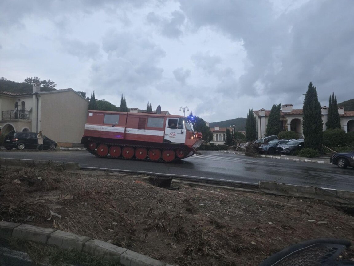 Отстраняват се щетите, нанесени от обилните валежи от дъжд и сняг из страната