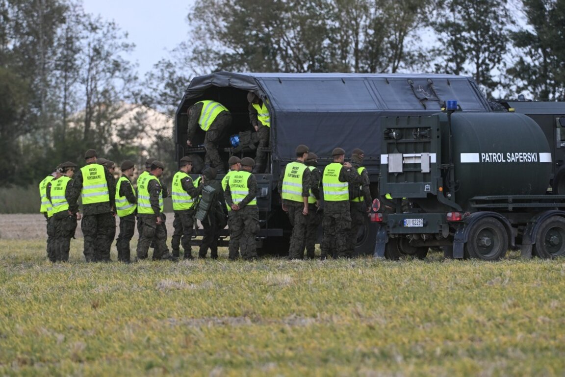 Полските служби за спешна помощ са на мястото, където е паднал дрон, в село Вохин, Източна Полша, 10 септември 2025 г.