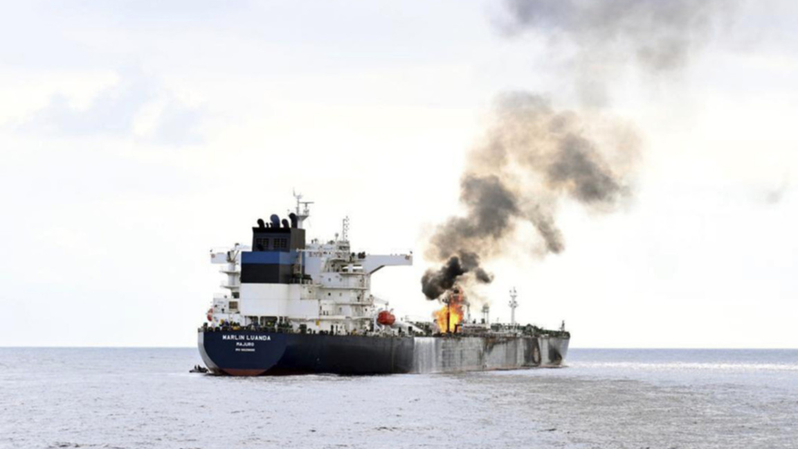 Горящ петролен танкер след нападение на хутите, януари 2024 г.