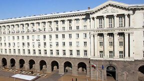Правителството утвърждава 933 лв. минимална заплата