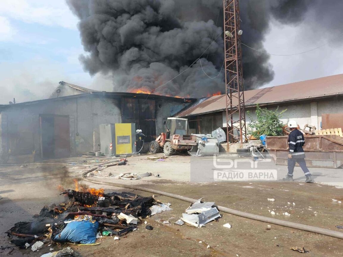 Пожар на острова под Аспарухов мост, гори склад (СНИМКИ)
