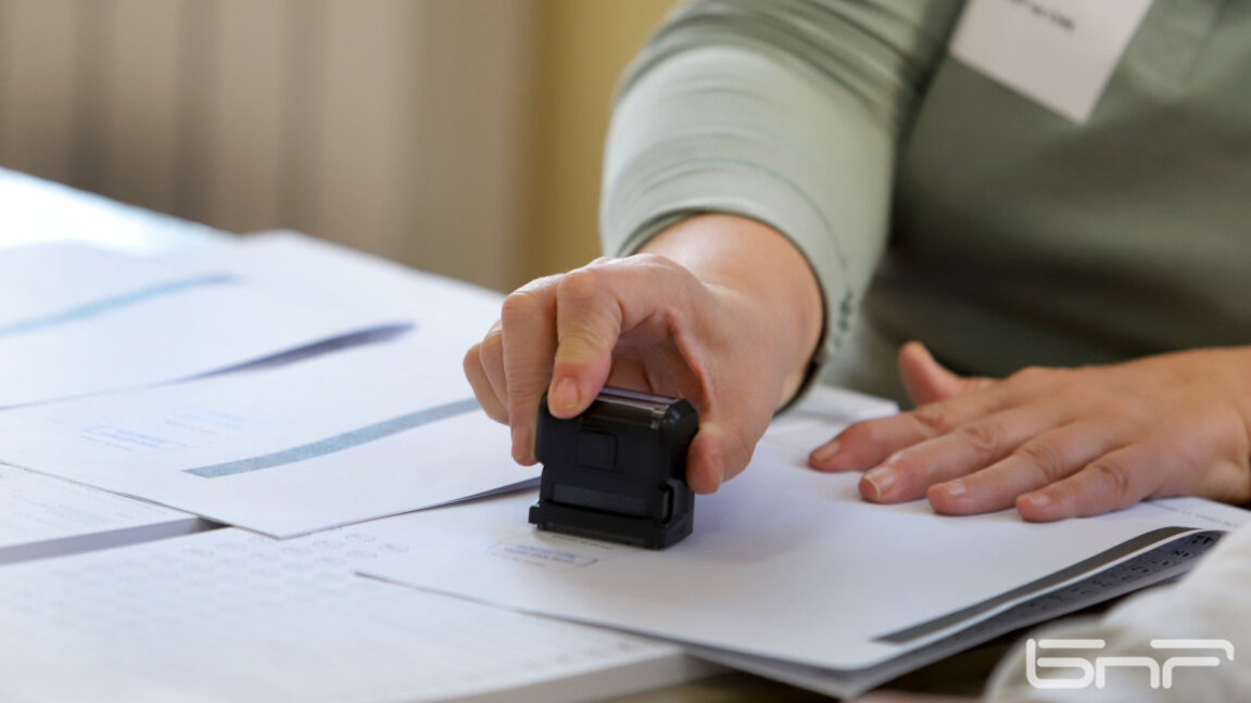 Хартиените бюлетини за изборите 2 в 1 ще са със синьо и зелено мастило