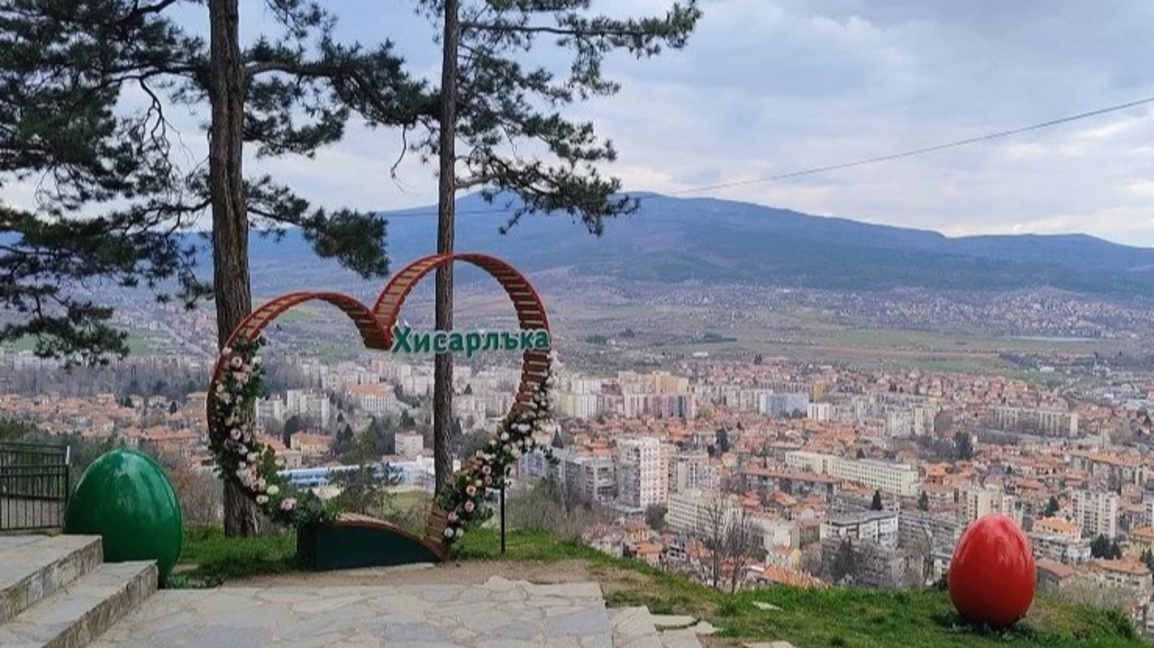 Великденската украса на Кюстендил е харесвана, но предизвика и подозрения 