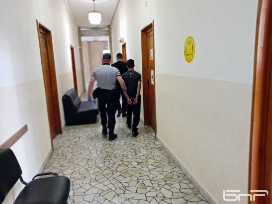 Обвиненият в кражба на кабели Исус остава в ареста