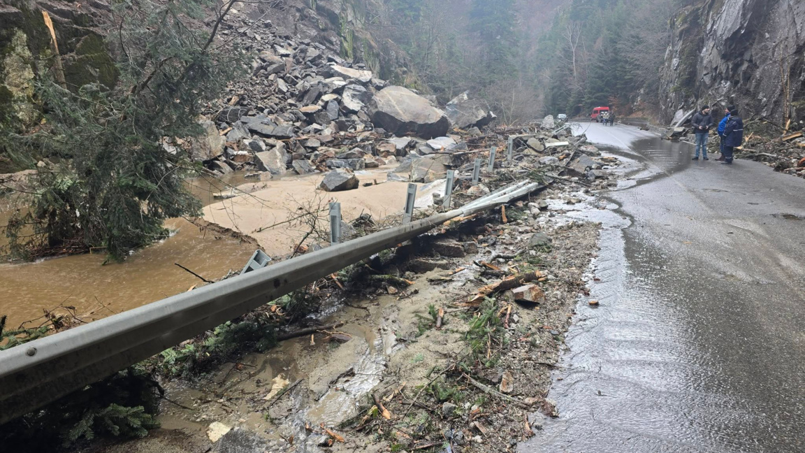Обилните дъждове нанесоха още щети по пътя Сърница - Велинград