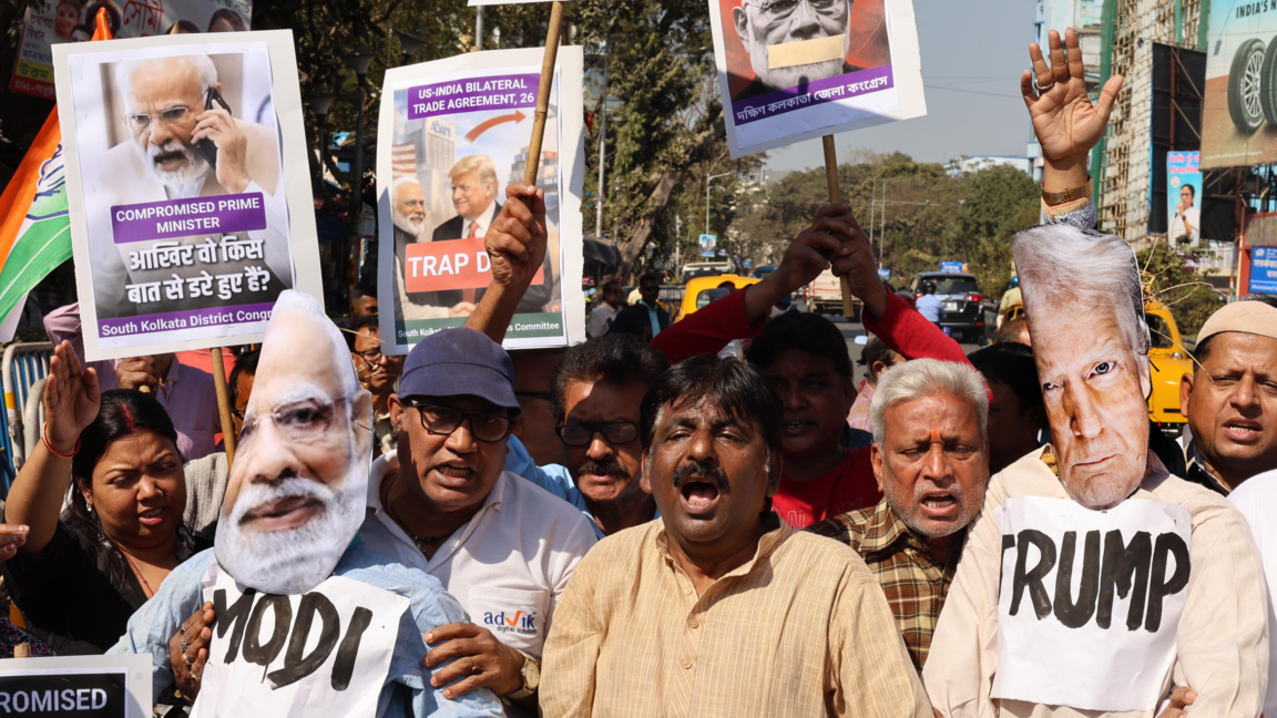 Активисти на Националния конгрес (партия ИНК) държат чучела на индийския премиер Нарендра Моди и президента на САЩ Доналд Тръмп, докато протестират срещу търговското споразумение между Индия и САЩ, Колката (преди Калкута, столицата на щата Западна Бенгалия), Индия, 10 февруари 2026 г.