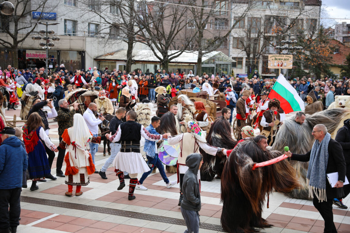 Кukeri au defilat la carnaval din Blagoevgrad