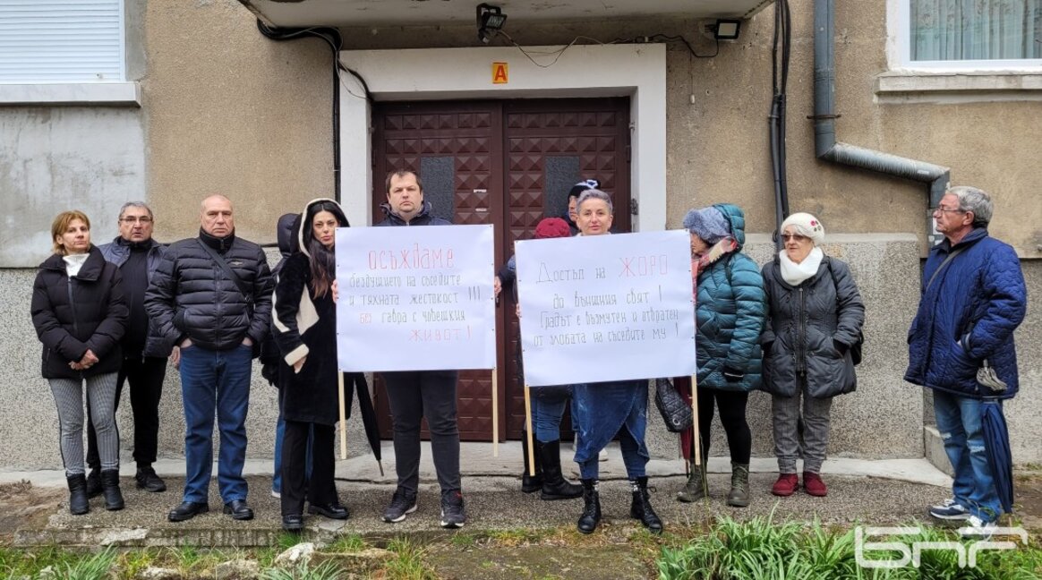 Десетки кърджалийци застанаха в подкрепа на семейство Барутчиеви