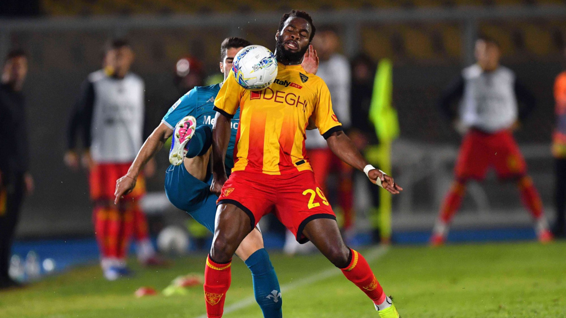 Ласана Кулибали (на преден план) от Лече пази топката.