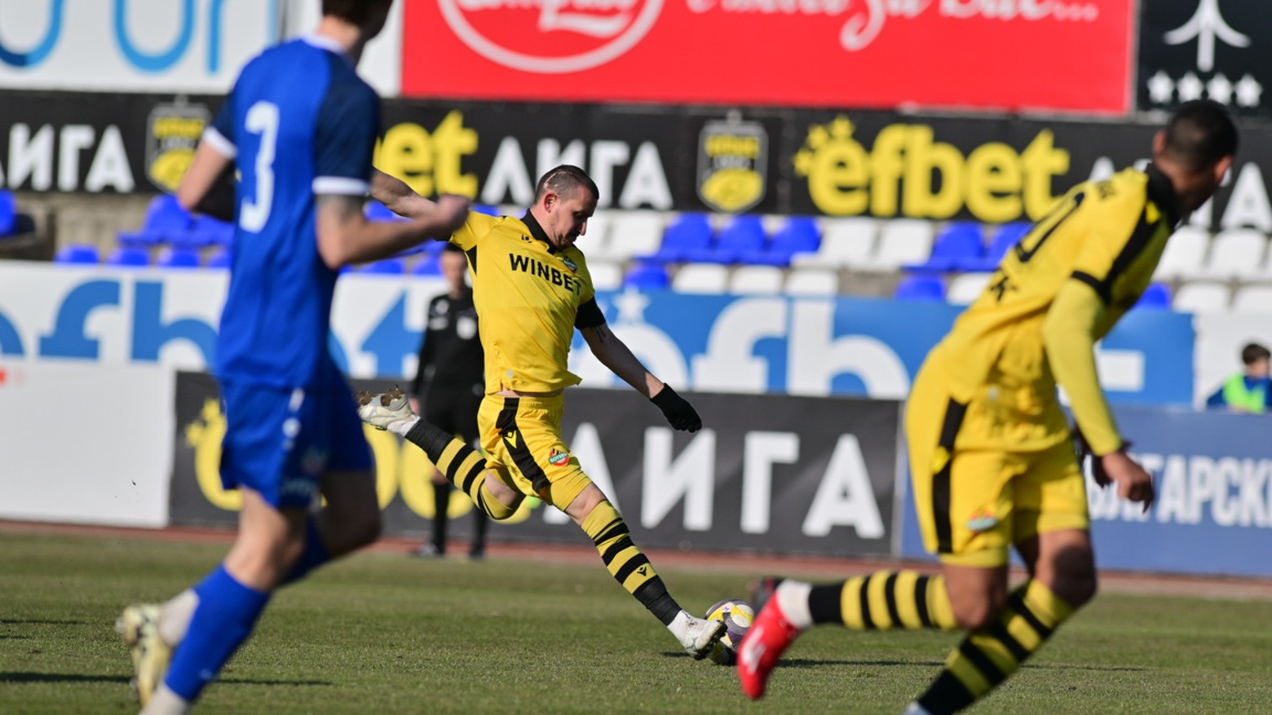 Тодор Неделев опитва поредното центриране към вратата на Монтана.