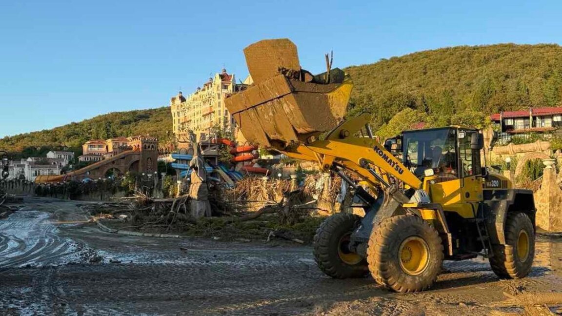 “Elenite” tatil beldesinde sel sonrası temizlik çalışmaları devam ediyor