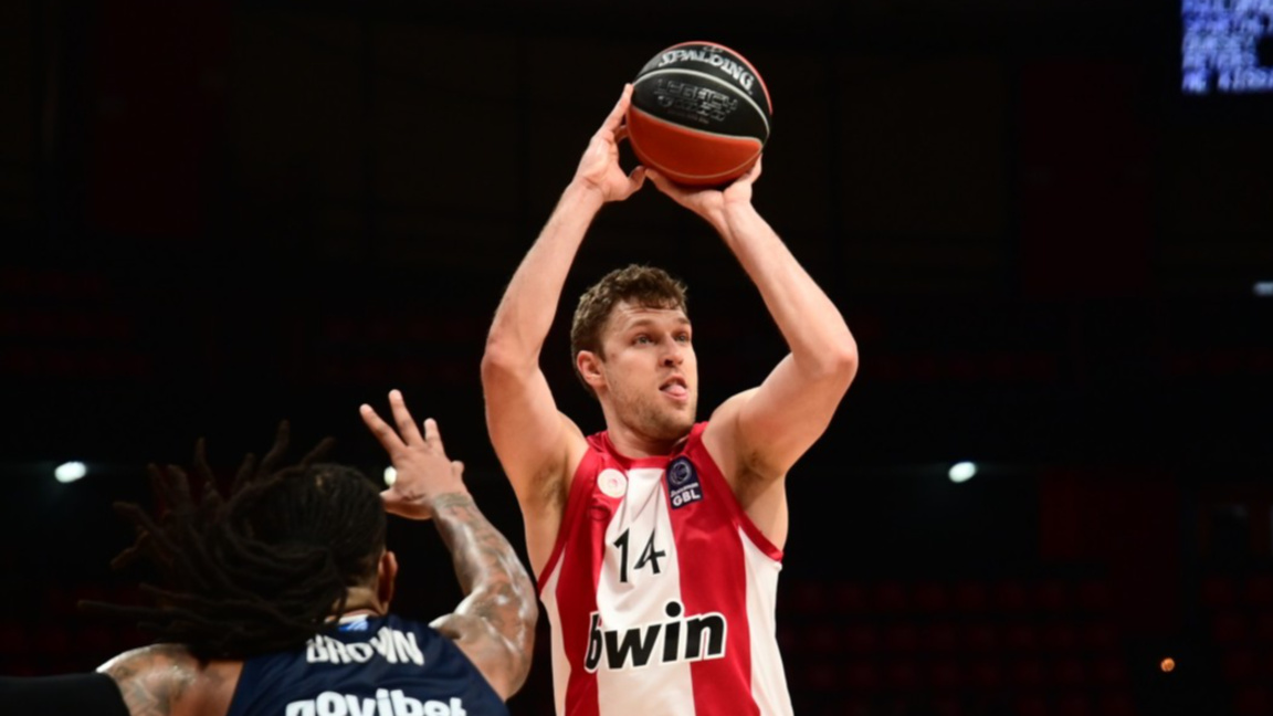 Александър Везенков лекува травма в гърба.