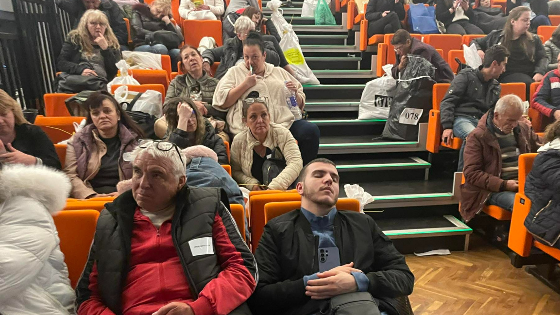 Изборните комисии изчакваха ред при предаване на протоколите в залата на Културен център "Стара Загора".