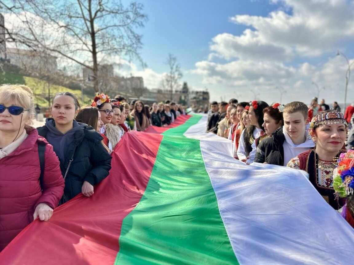 Шествие с 900-метрово национално знаме