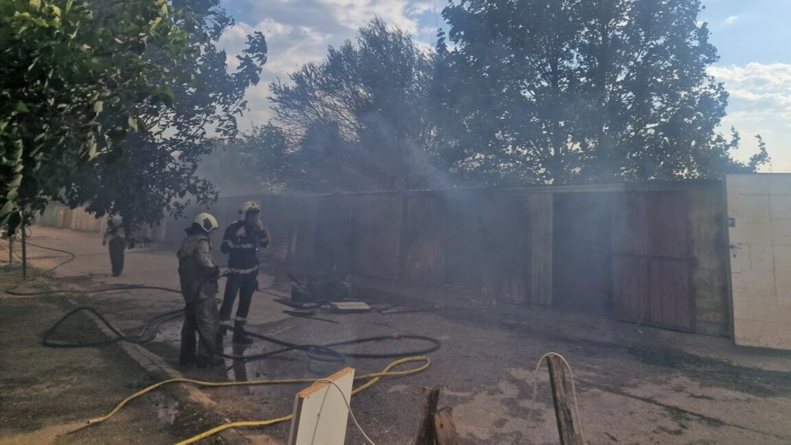 Пожар наближава жилищни блокове в Пазарджик