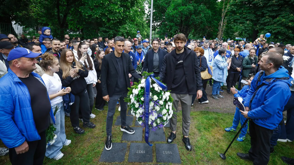 Капитаните на Левски Георги Костадинов и Кристиян Димитров поднесоха венец на Могилката