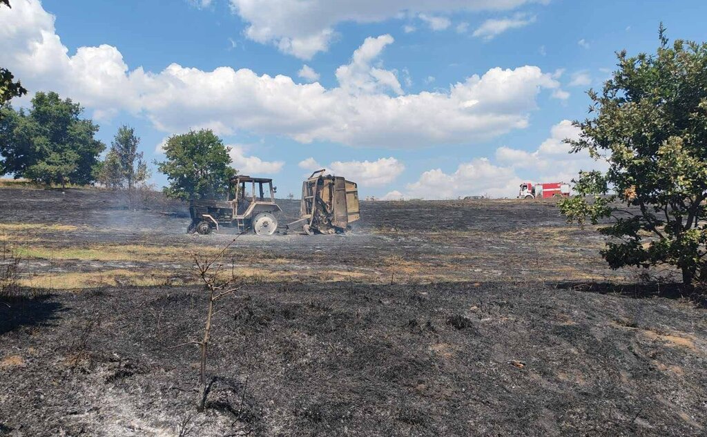 Трактор изгоря на полето край тополовградско село