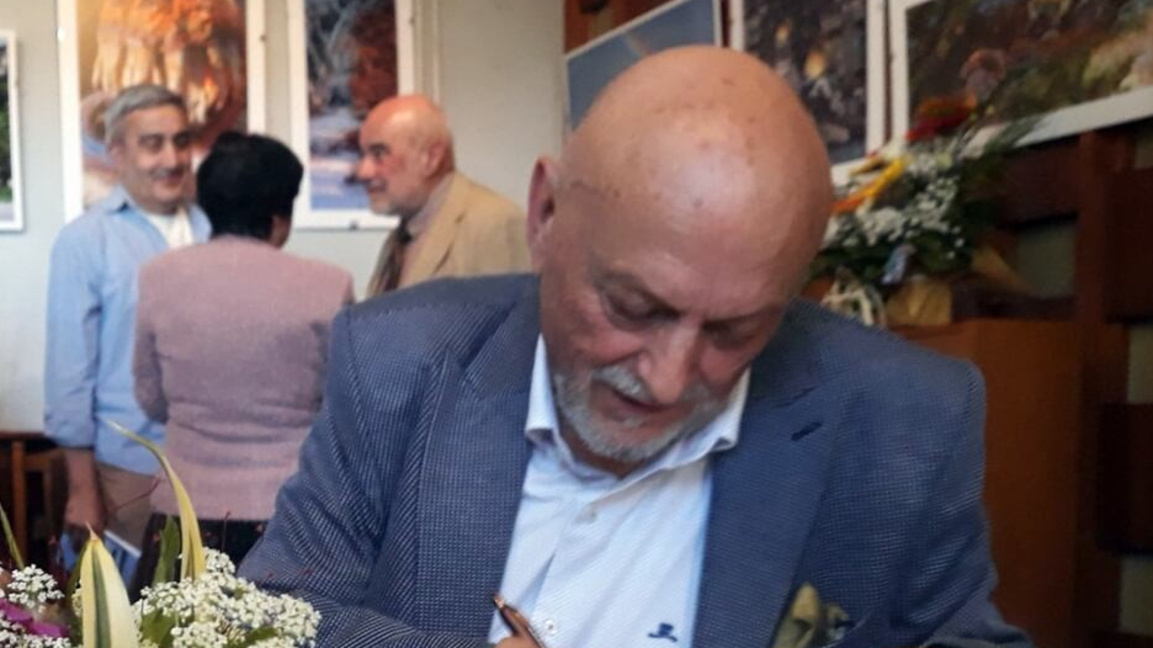 Описва себе си като човек, който непрекъснато пътува — "по суша, въздух и море"