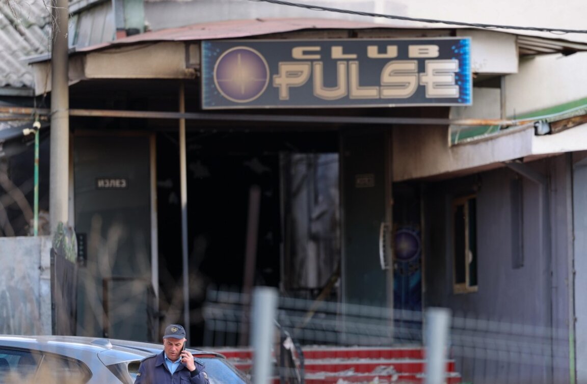 Входът на дискотека "Пулс", в която избухна пожар на 16.03.2025, Кочани, Северна Македония.