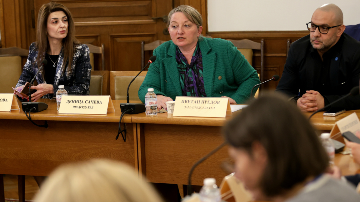 16 декември 2025 - г. - На заседанието на Комисията по труда и социалната политика. В центъра е председателят на комисията Деница Сачева.