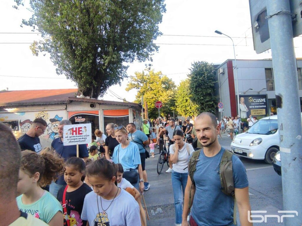 Десетки родители с децата си на протест до заключения двор на Техническата гимназия, затвориха за кратко бул. "Сливница"