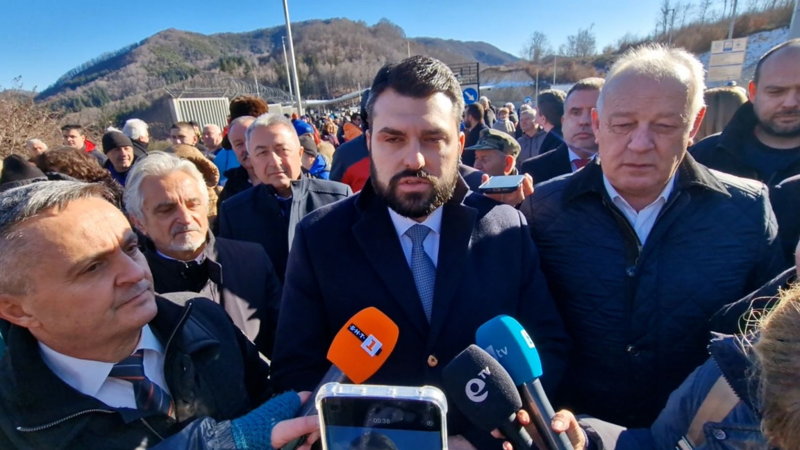 Министърът на външните работи в оставка Георг Георгиев (в центъра) дава брифинг на ГКПП "Рудозем - Ксанти".