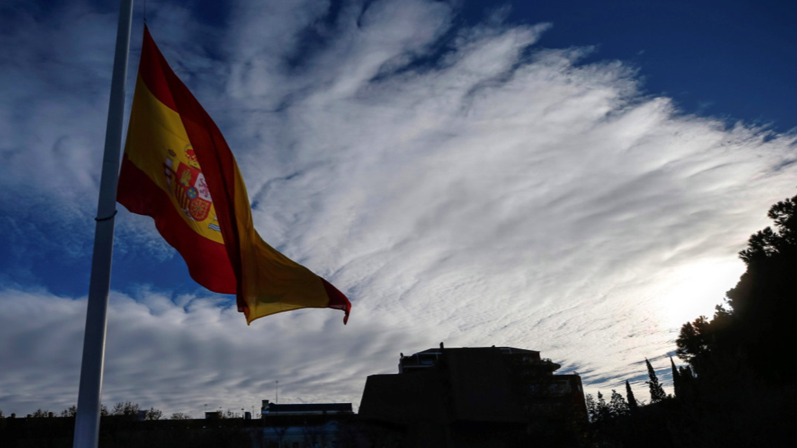 Испанската опозиция критикува плановете за легализиране на 500 000 мигранти 