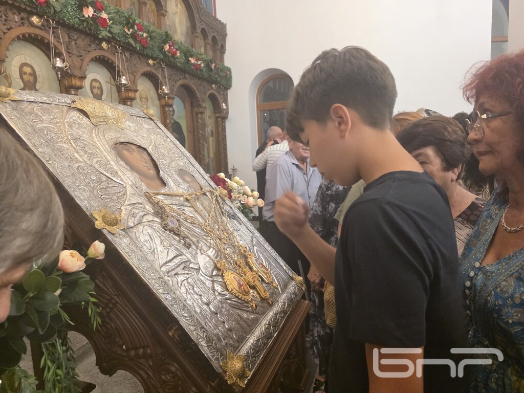 Деца и възрастни застанаха с вяра и смирение пред чудотворната икона