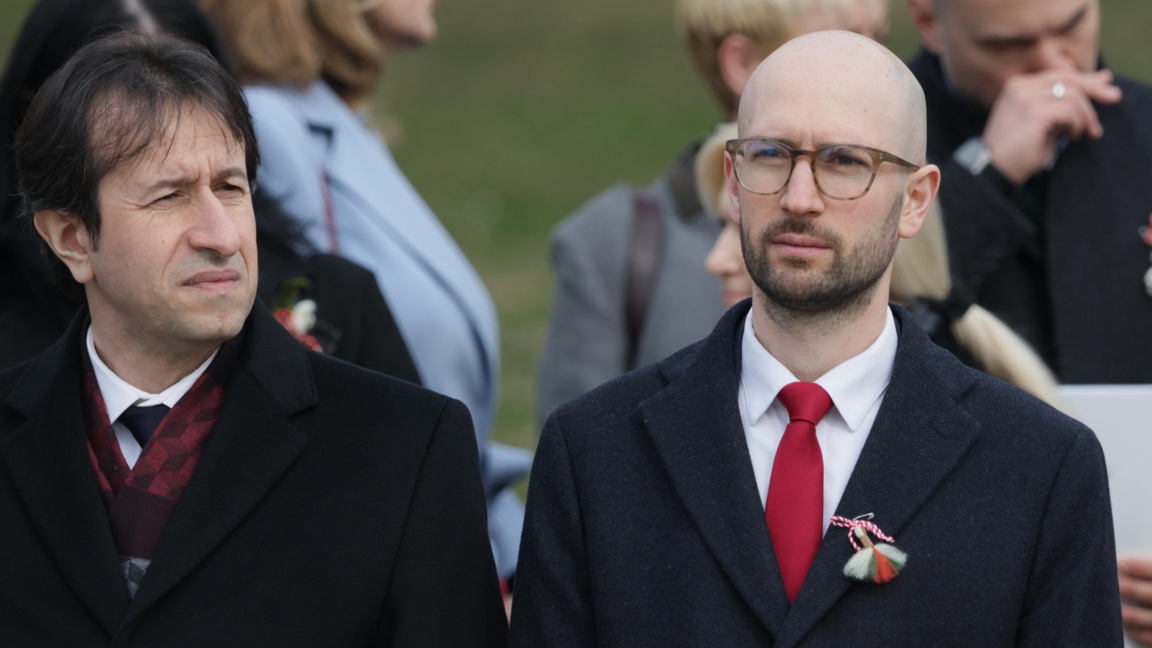 Служебните министри на транспорта и съобщенията  и на финансите - Корман Исмаилов (вляво) и Георги Клисурски.