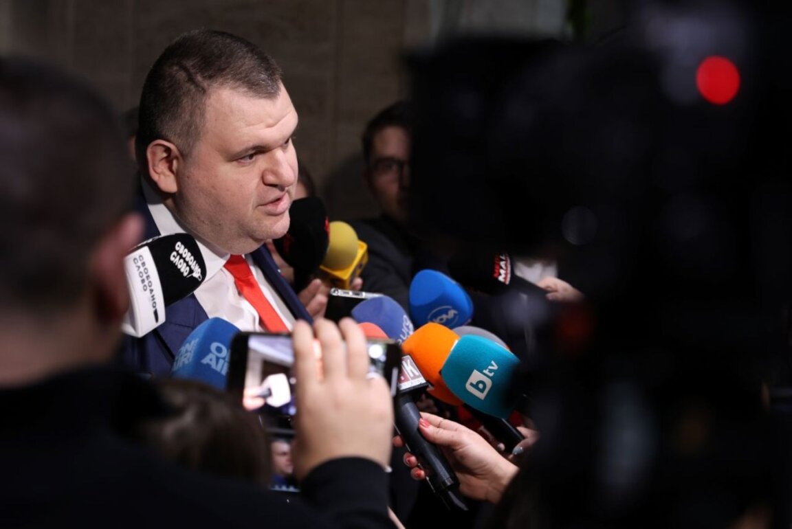 Пеевски определи като пародия ситуацията около ПГ на МЕЧ