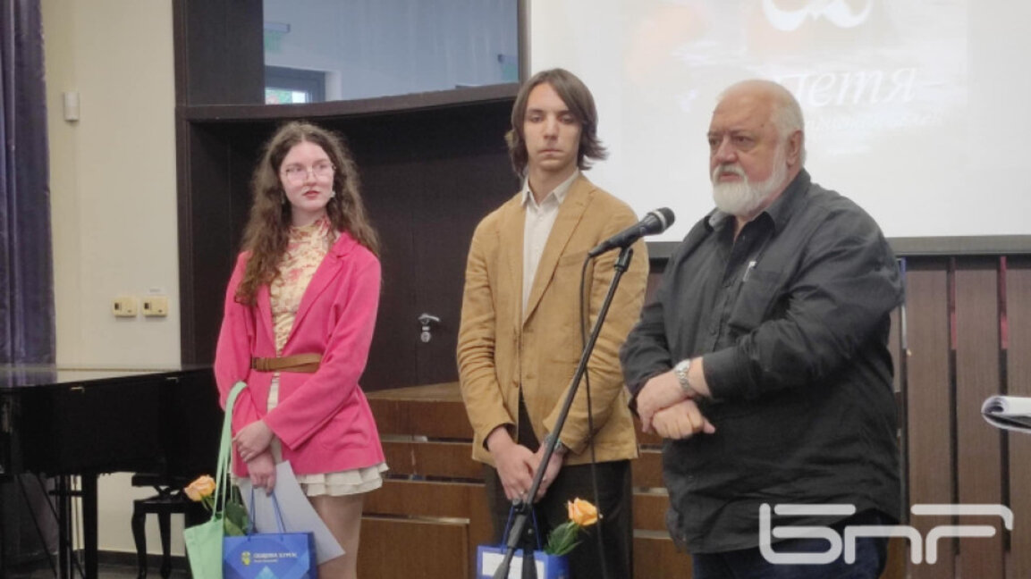 Ученик от варненската Пета гимназия взе голямата награда от литературния конкурс "Петя Дубарова"