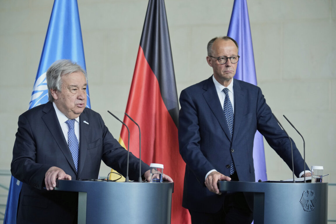 Генералният секретар на ООН Антониу Гутериш (вляво) и германският канцлер Фридрих Мерц по време на прескофнеренция в Берлин - 14 май 2025 г.