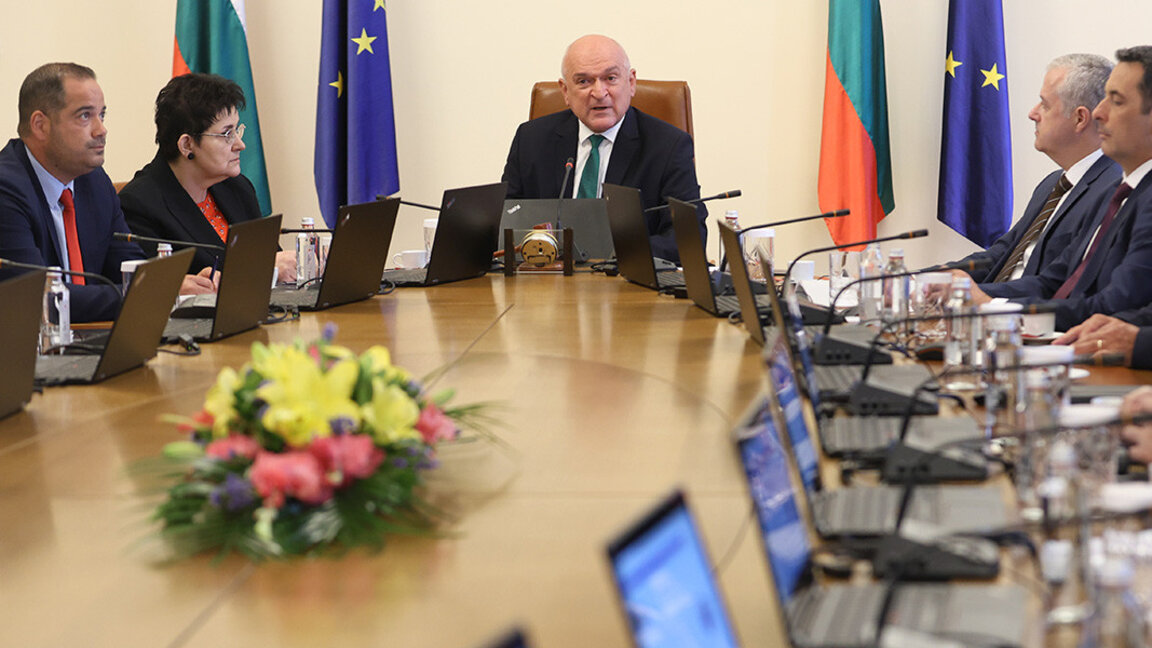 Premierul interimar raportează cu privire la activitatea guvernului