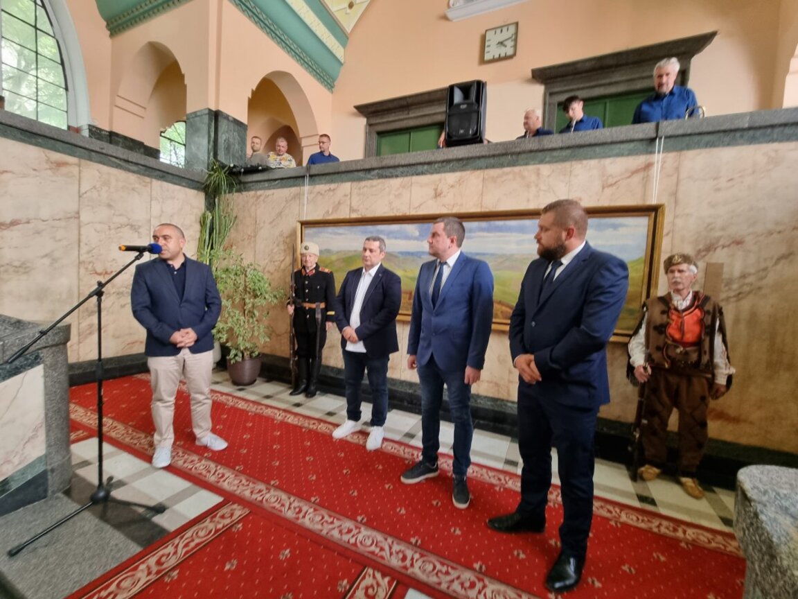 Творбата „Дойренски позиции” е експонирана в сградата на Минната дирекция в Перник