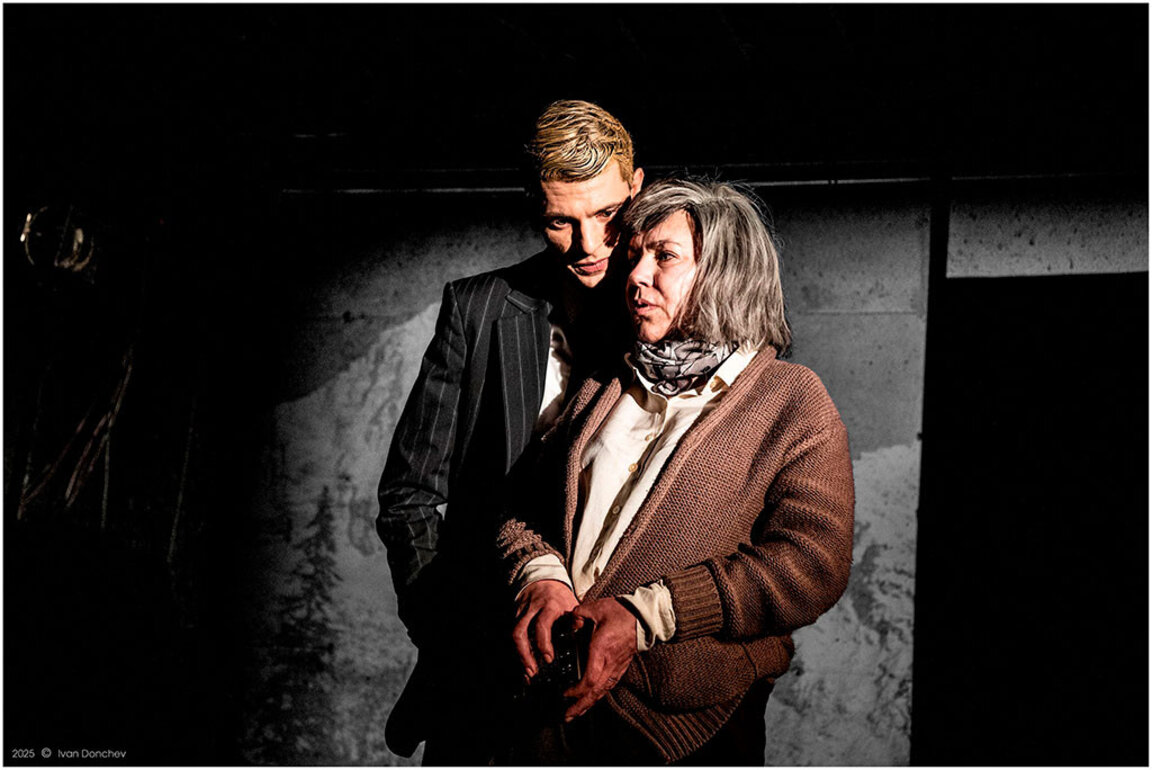 Станка Калчева и Боян Арсов в постановката"Швейцария" от Джоана Мъри-Смит