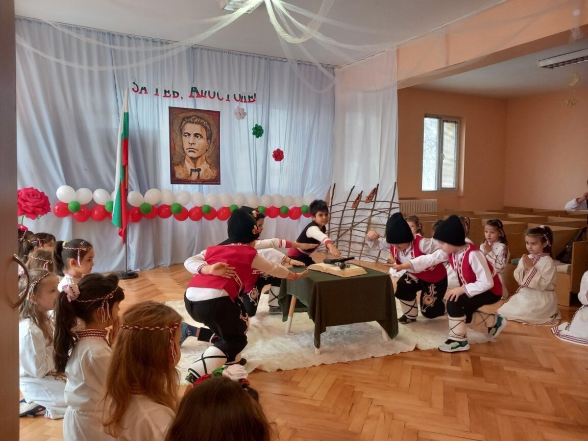 Деца от Белоградчик почетоха Левски