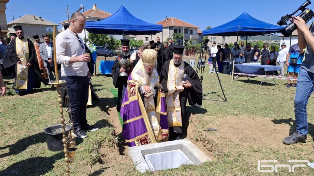 Вградиха част от Евангелието и кръст от Йерусалим в основите на новата църква в Кирково (видео)