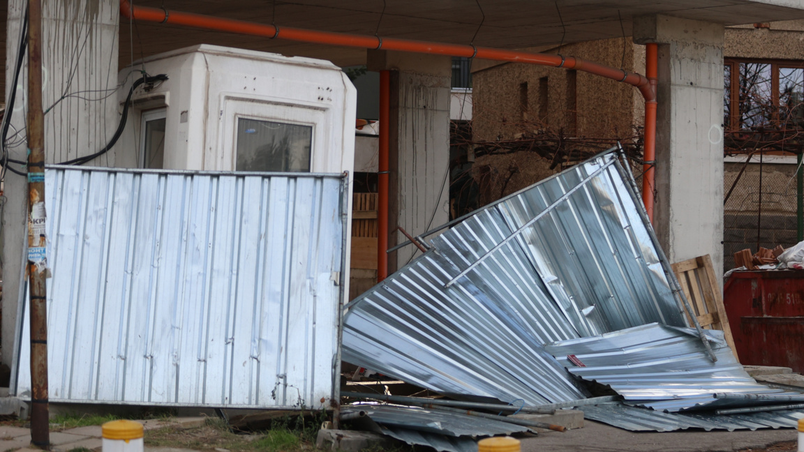 В Кюстендил силният вятър откърти ламарини от покриви в квартал "Запад"