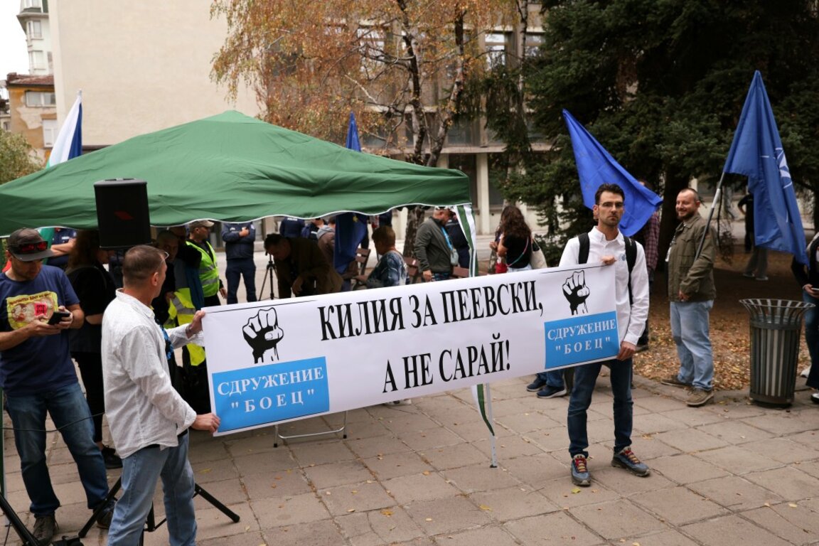 Διαδήλωση υπέρ του δημάρχου της Βάρνα μπροστά από το επιτελείο του «ΚΔΕ-Νέα αρχή»